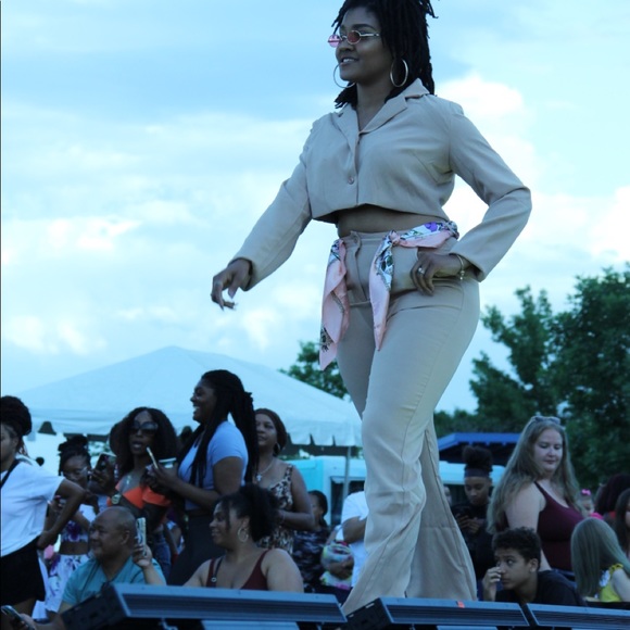 2 Piece Cropped Blazer and Pants Set!!!!🥰 - Picture 5 of 7